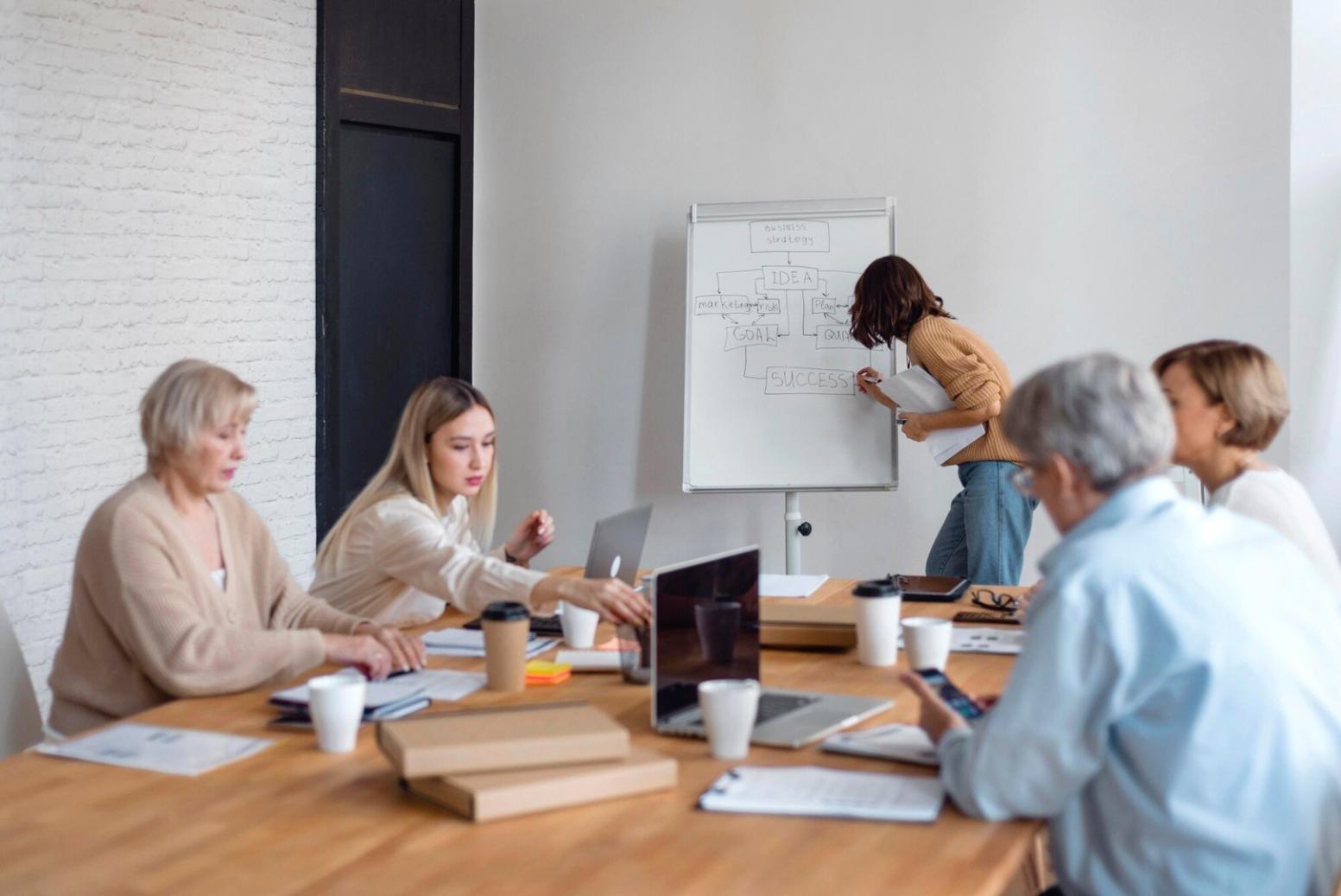 Workshop-Situation in München mit Teilnehmern beim gemeinsamen Lernen